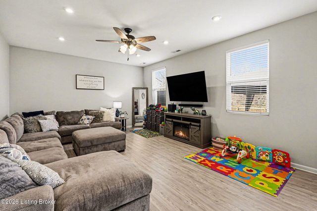 12042 Wooden Trace Dr, Louisville, KY 40229