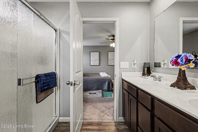 12042 Wooden Trace Dr, Louisville, KY 40229