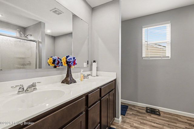 12042 Wooden Trace Dr, Louisville, KY 40229