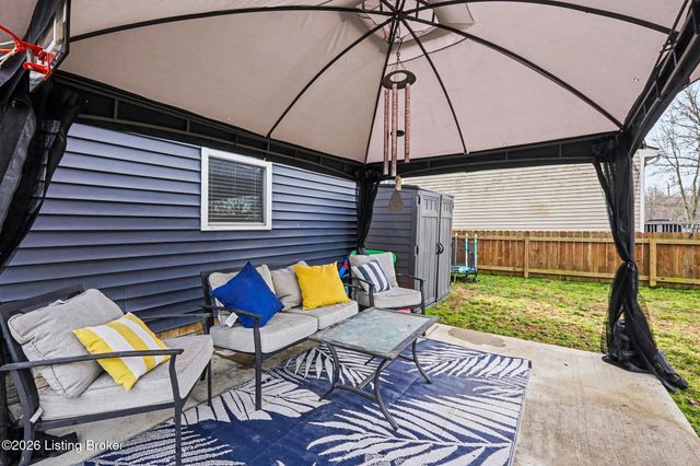 12042 Wooden Trace Dr, Louisville, KY 40229