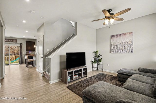 12042 Wooden Trace Dr, Louisville, KY 40229