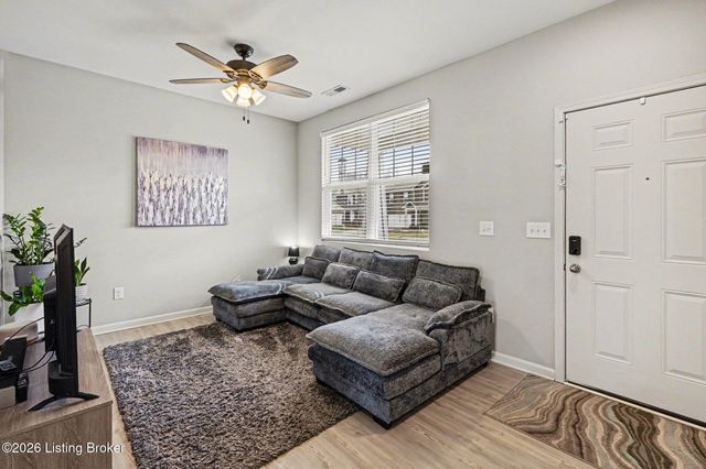 12042 Wooden Trace Dr, Louisville, KY 40229