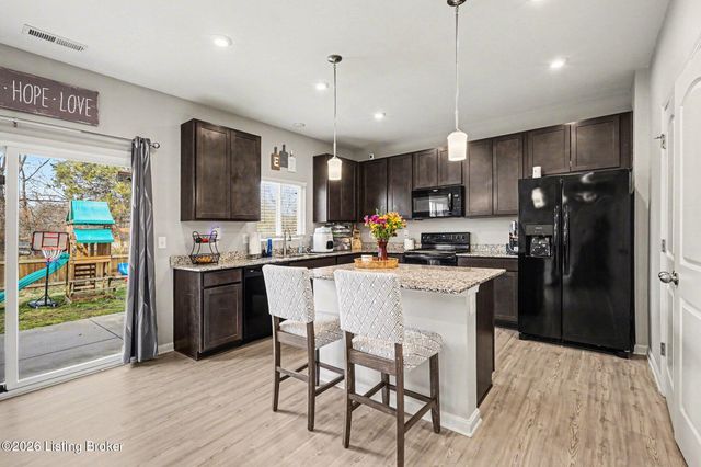 12042 Wooden Trace Dr, Louisville, KY 40229