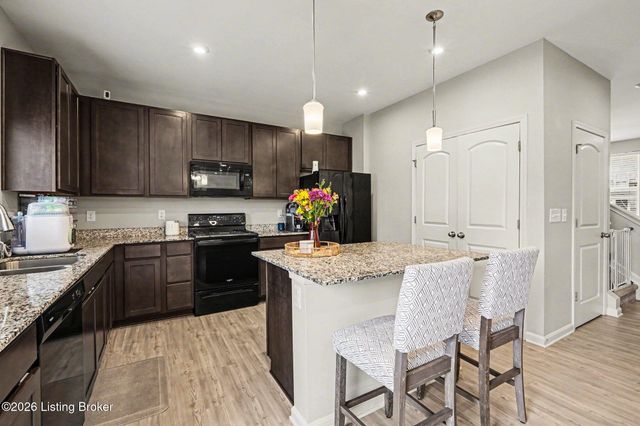 12042 Wooden Trace Dr, Louisville, KY 40229