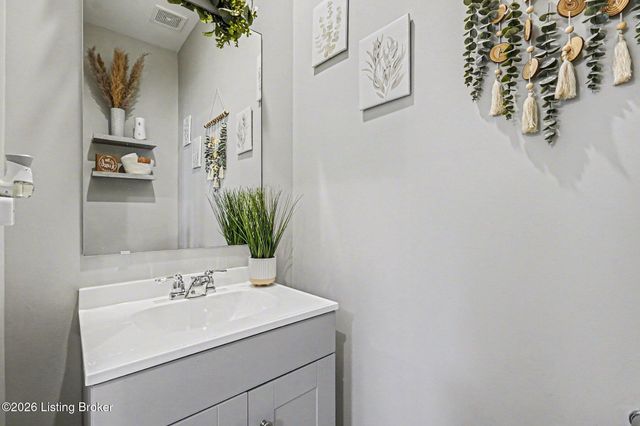 12042 Wooden Trace Dr, Louisville, KY 40229