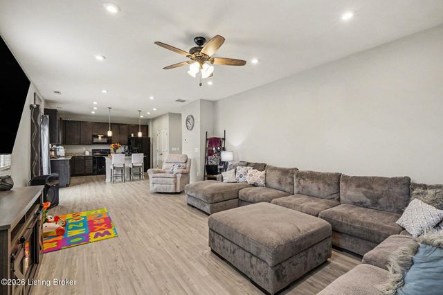 12042 Wooden Trace Dr, Louisville, KY 40229