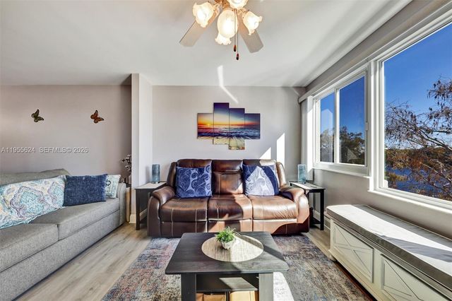 7448 N Devon Dr 305, Tamarac, FL 33321