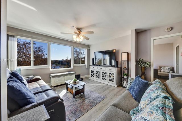 7448 N Devon Dr 305, Tamarac, FL 33321