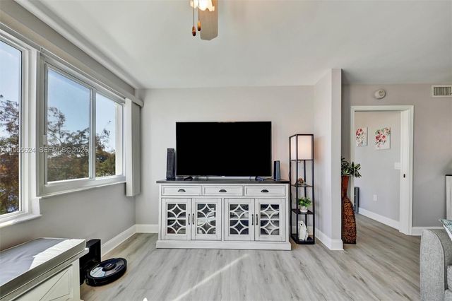 7448 N Devon Dr 305, Tamarac, FL 33321