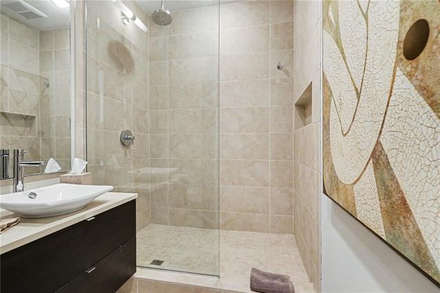 229 Ward Parkway 1001B, Kansas City, MO 64112