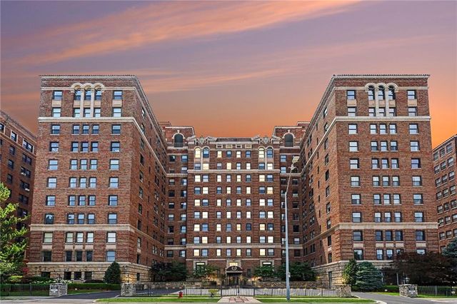 229 Ward Parkway 1001B, Kansas City, MO 64112