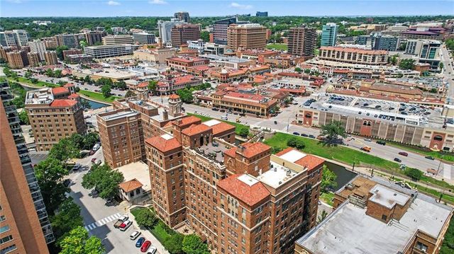 229 Ward Parkway 1001B, Kansas City, MO 64112