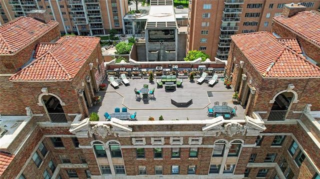 229 Ward Parkway 1001B, Kansas City, MO 64112