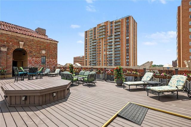 229 Ward Parkway 1001B, Kansas City, MO 64112