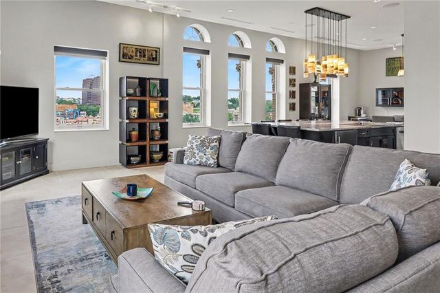 229 Ward Parkway 1001B, Kansas City, MO 64112