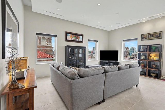 229 Ward Parkway 1001B, Kansas City, MO 64112