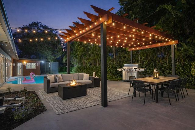 8220 SW 133rd St, Pinecrest, FL 33156