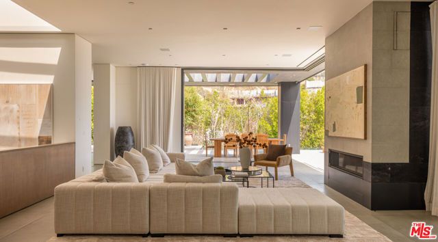 1814 Marcheeta Place, Los Angeles, CA 90069