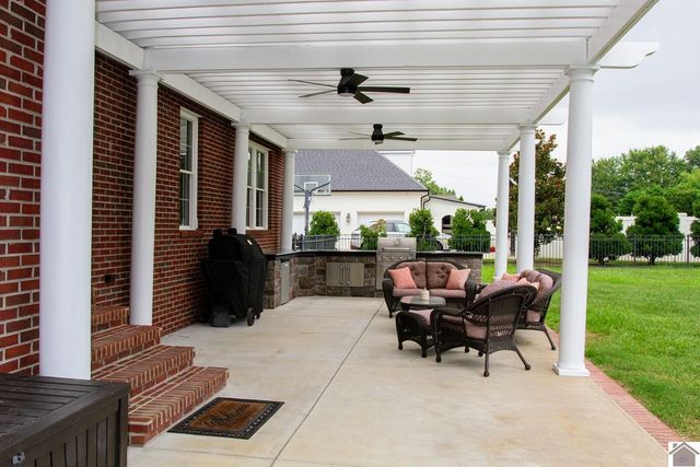 1800 Pear Tree Ln, Paducah, KY 42001