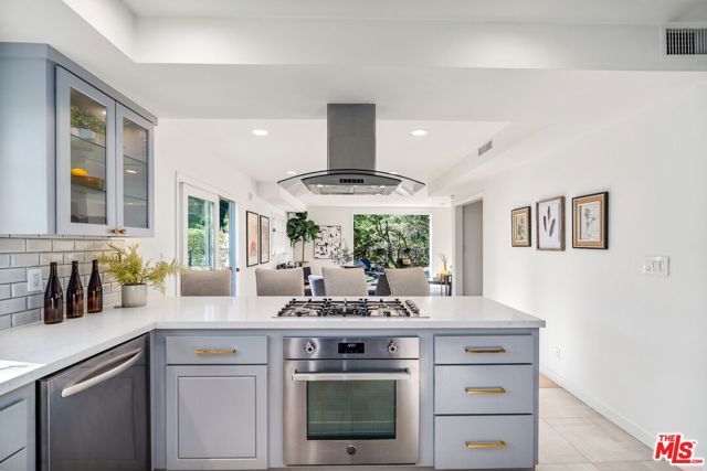 7560 Devista Drive, Los Angeles, CA 90046