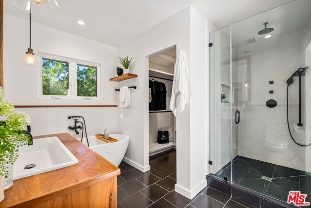 7560 Devista Drive, Los Angeles, CA 90046