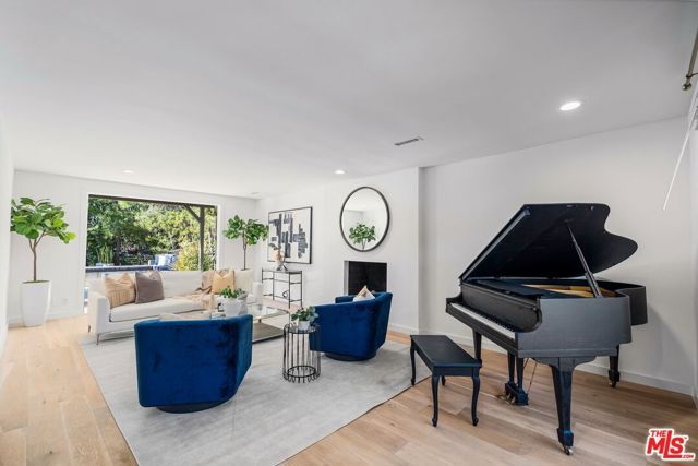 7560 Devista Drive, Los Angeles, CA 90046