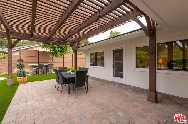 18089 Lake Encino Drive, Encino, CA 91316