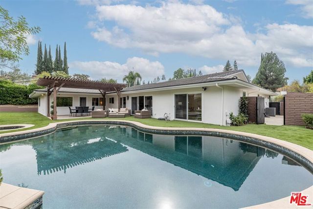 18089 Lake Encino Drive, Encino, CA 91316