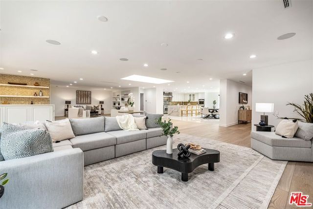 18089 Lake Encino Drive, Encino, CA 91316