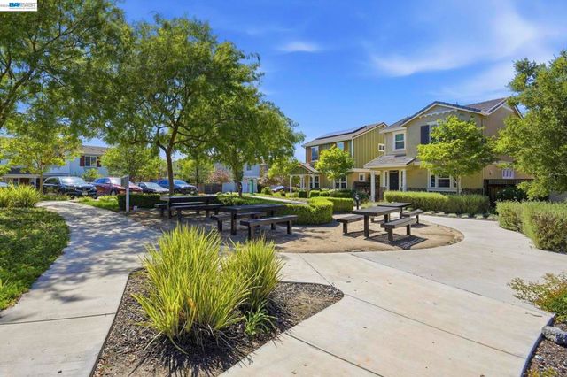 2332 Carbondale Way, Dublin, CA 94568
