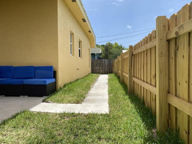 120 SW Grimaldo Terrace, Port St. Lucie, FL 34984