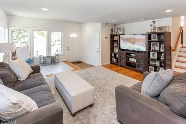 20 Beechwood Rd, Florham Park Boro, NJ 07932