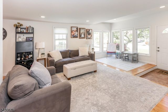 20 Beechwood Rd, Florham Park Boro, NJ 07932