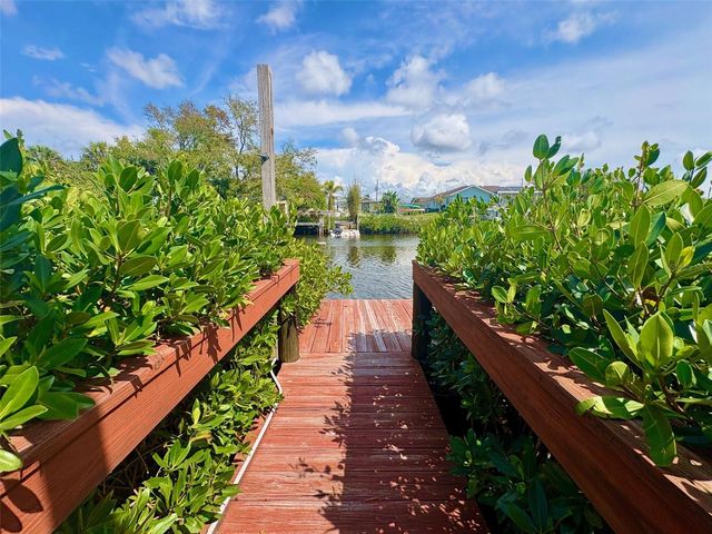 605 BARNES PARKWAY, Nokomis, FL 34275