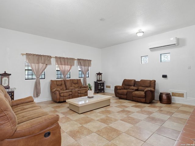 603 Sunshine Meadow, Adkins, TX 78101