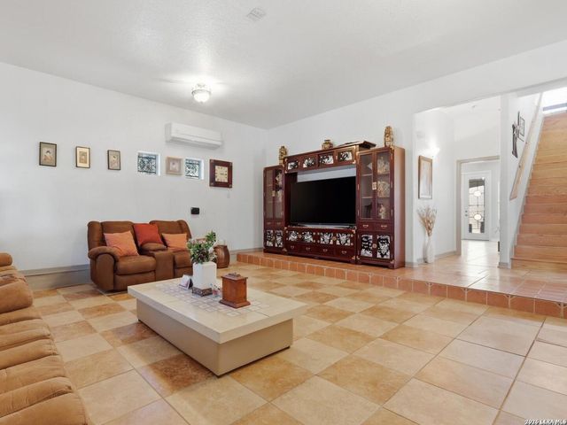 603 Sunshine Meadow, Adkins, TX 78101