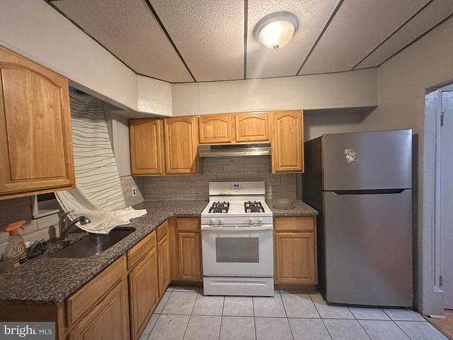 2429 S LAWRENCE ST, Philadelphia, PA 19148