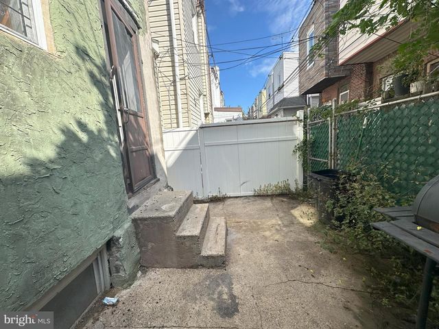 2429 S LAWRENCE ST, Philadelphia, PA 19148