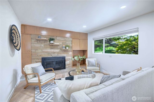 6116 Oakhurst RD S, Seattle, WA 98118