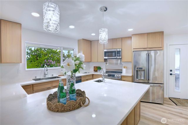 6116 Oakhurst RD S, Seattle, WA 98118