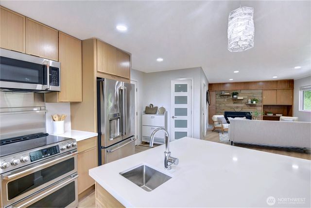 6116 Oakhurst RD S, Seattle, WA 98118