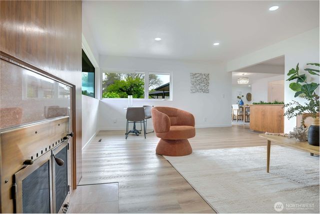 6116 Oakhurst RD S, Seattle, WA 98118