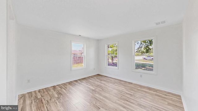10 NEWARK CIR, Dover, DE 19904