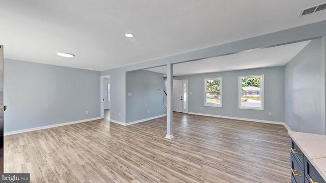10 NEWARK CIR, Dover, DE 19904