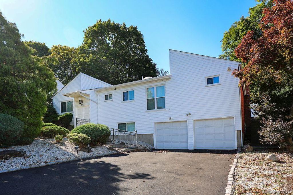 16 Carriage Road, Great Neck, NY 11024 — exterior