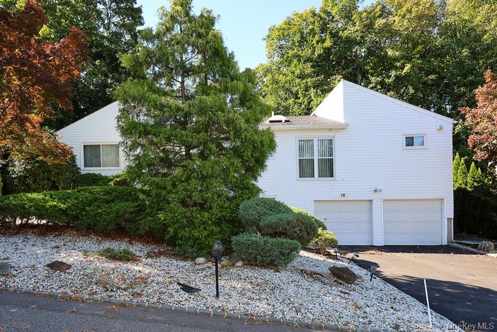 16 Carriage Road, Great Neck, NY 11024 — photo 2