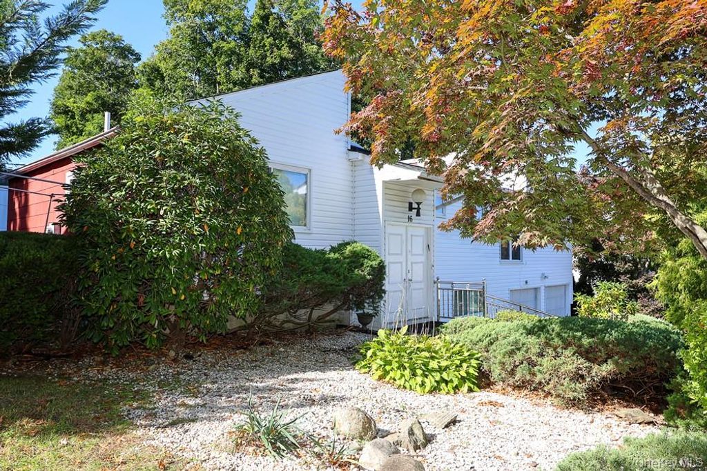 16 Carriage Road, Great Neck, NY 11024 — photo 3
