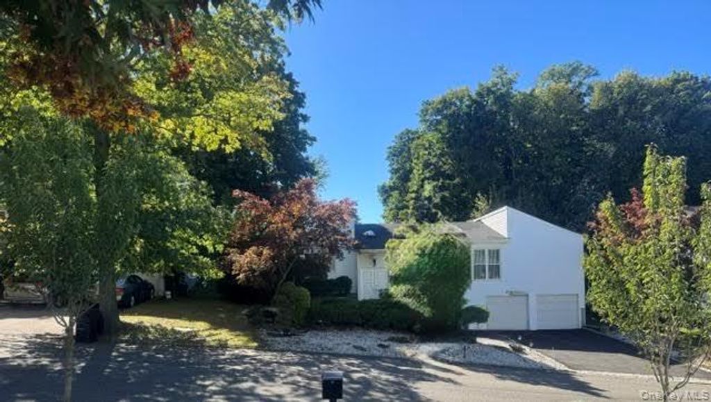 16 Carriage Road, Great Neck, NY 11024 — photo 4