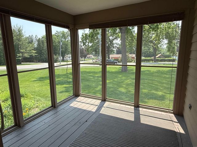 806 Ellis Drive, Charles City, IA 50616