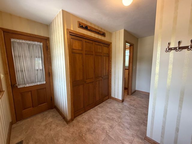 806 Ellis Drive, Charles City, IA 50616